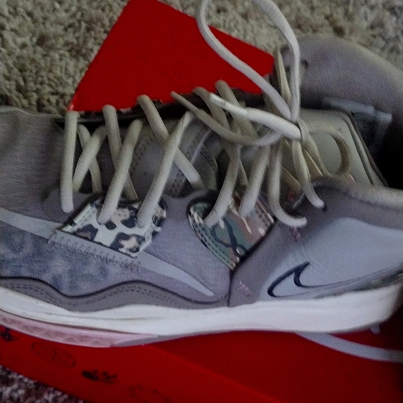 I am selling these Kyrie's, worn once and good condition! - Picture 3 of 4